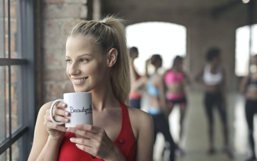 Nyd en god kop kaffe efter yoga